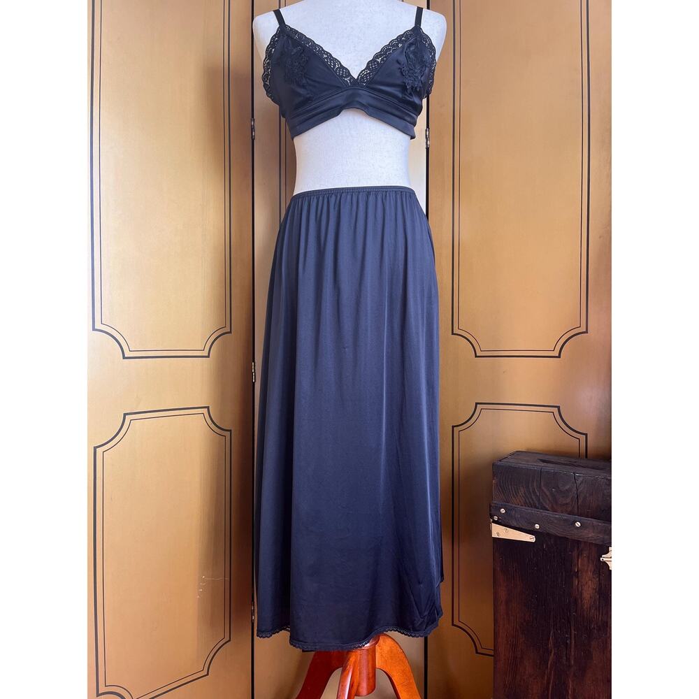 Vintage half slip in black by Vanity Fair, size L